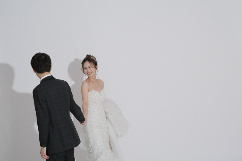 二人の自然な表情を切り取った、動きのあるショット