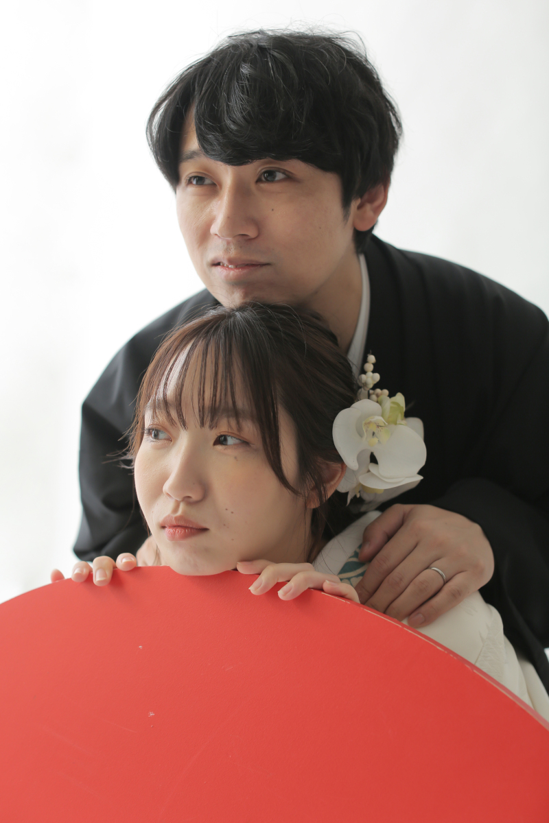 目線をそらして