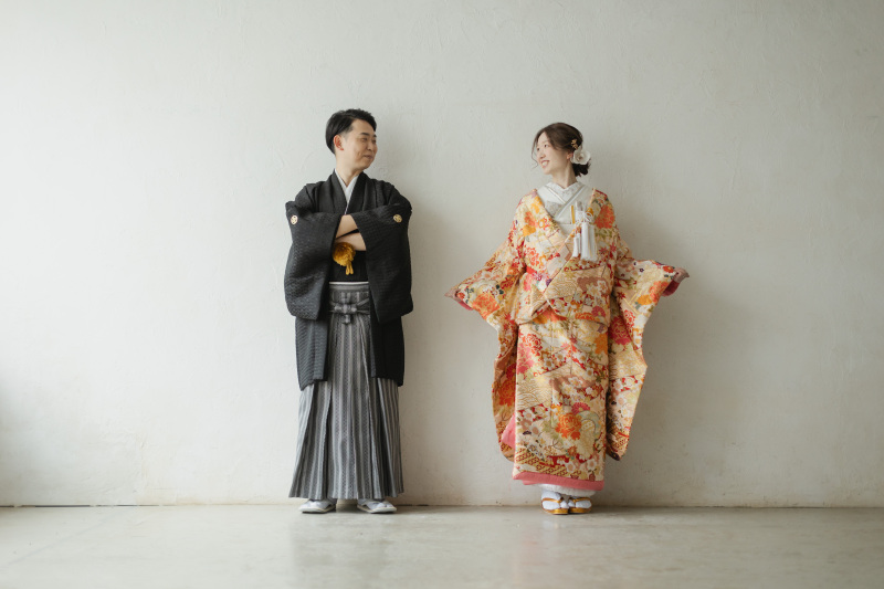 シンプルな白壁の前からスタート