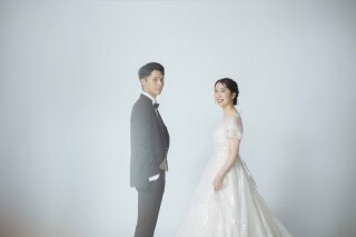 背景無地のシンプルさで一生モノのオシャレウェディングフォトを