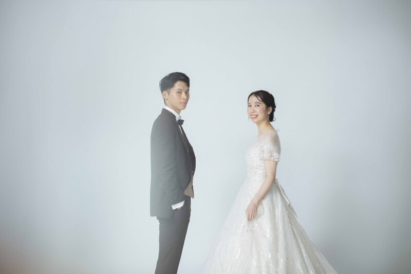 背景無地のシンプルさで一生モノのオシャレウェディングフォトを