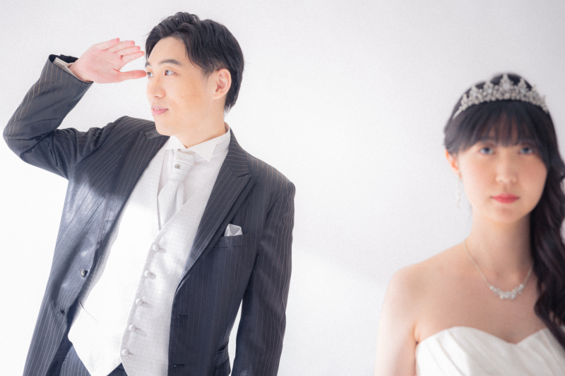 違う方向をみて