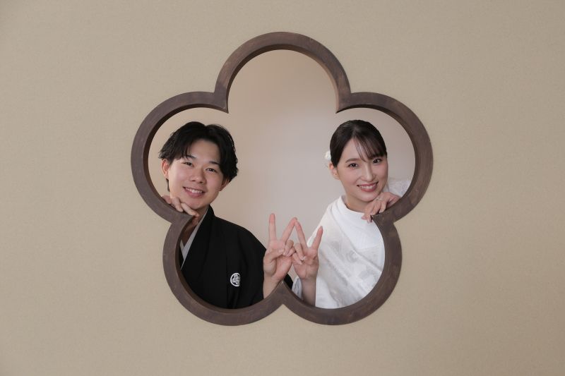 今度は花窓の中からお二人が。。！