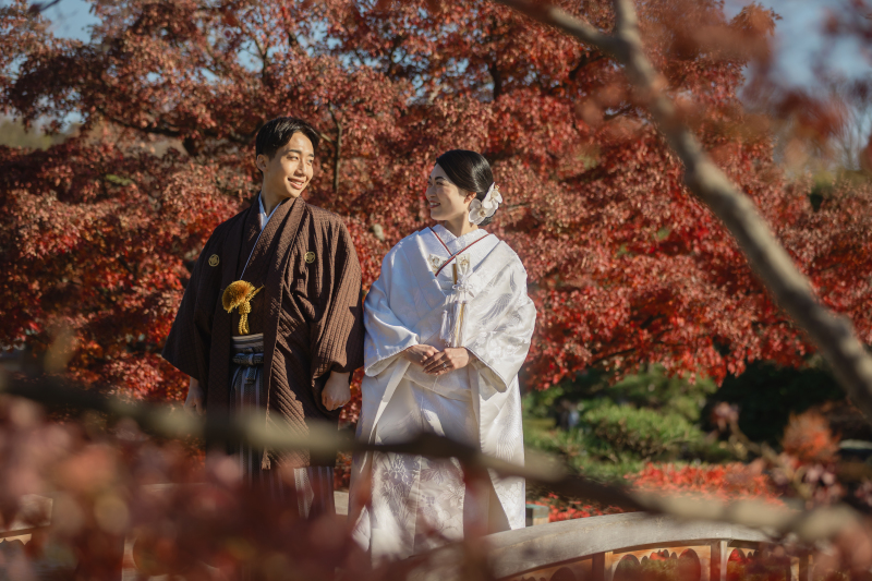 紅葉の中の白無垢