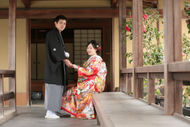 手を取り合って