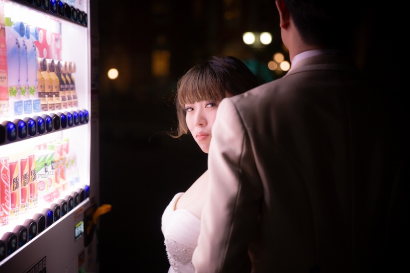 夜に浮かぶ白いドレス