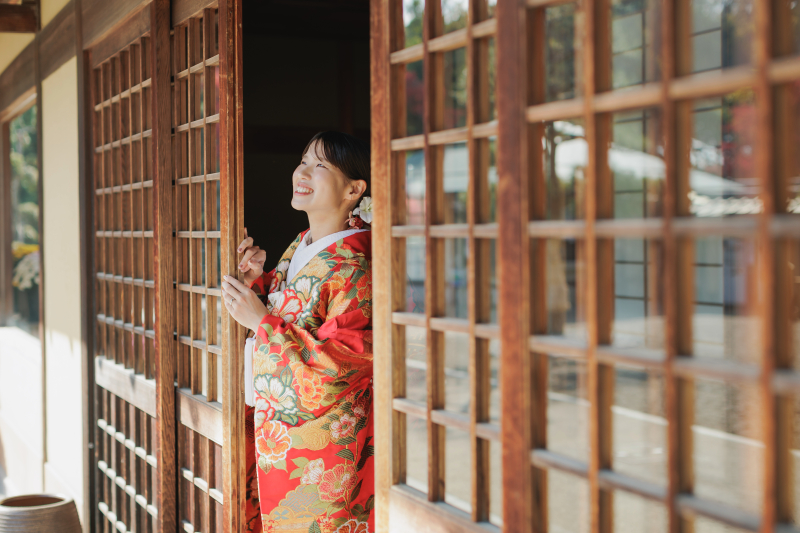 戸口からちょこんと