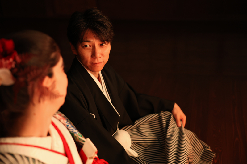 新婦様を見つめる新郎様