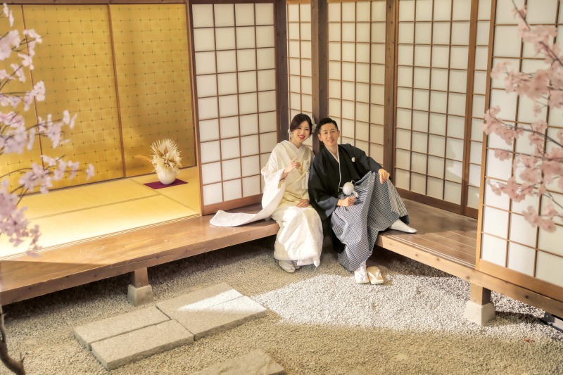 縁側に腰掛けて