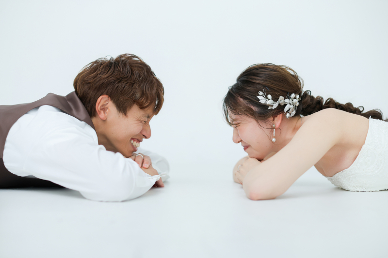 床に寝そべって、見つめ合う笑顔