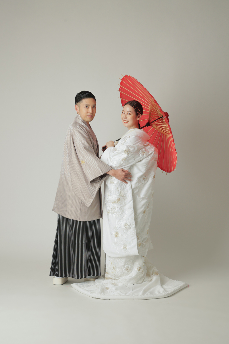 赤い和傘を持って