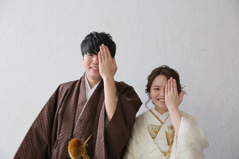 片目を隠して…