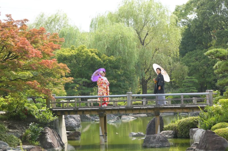 緑の中に赤の打掛が映えます♪