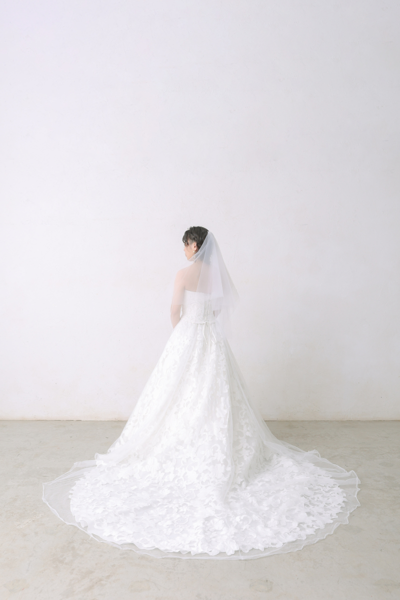 ベールとトレーンで後ろ姿も魅力的♡