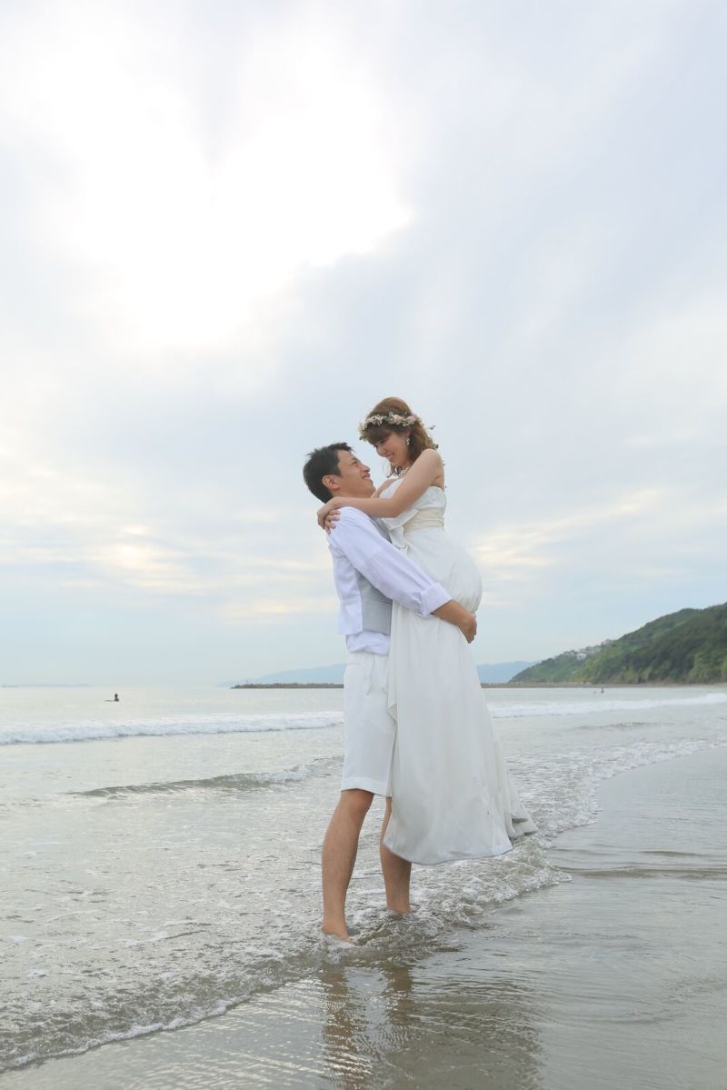 波打ち際で抱っこ!