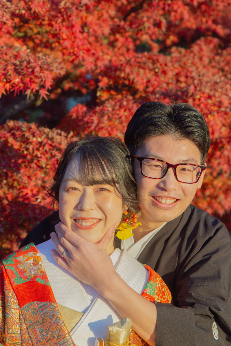 一面の紅葉の前で