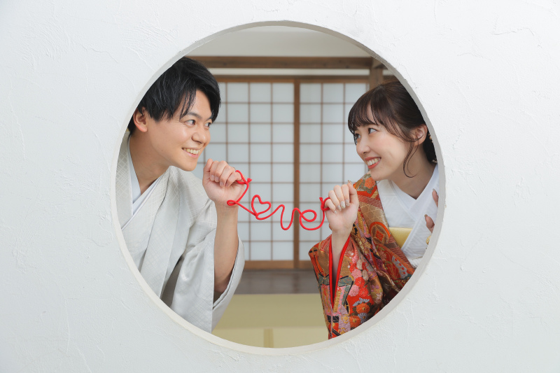 丸窓で赤い糸使って