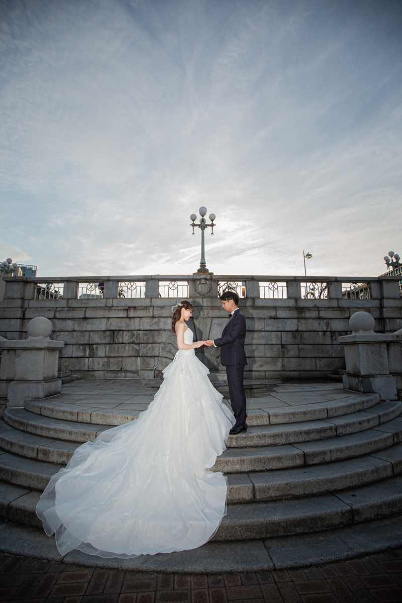 手を取り合って