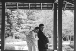 季節感には日本庭園でロケ！