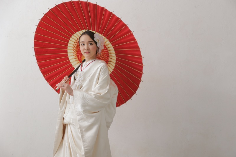 和傘とエリの赤がアクセント