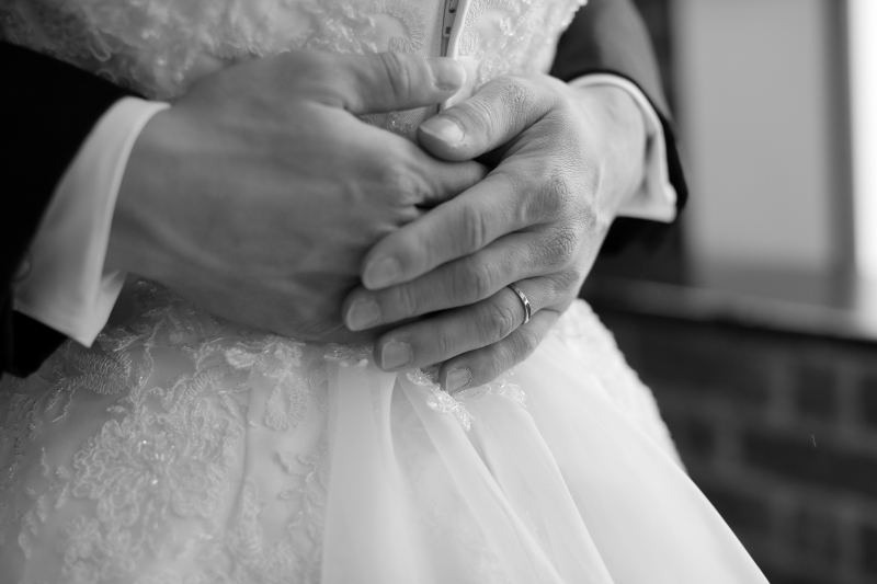 ご新婦様を守る、素敵な手です。