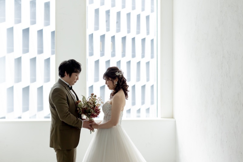 大きな窓がついた明るいスタジオ