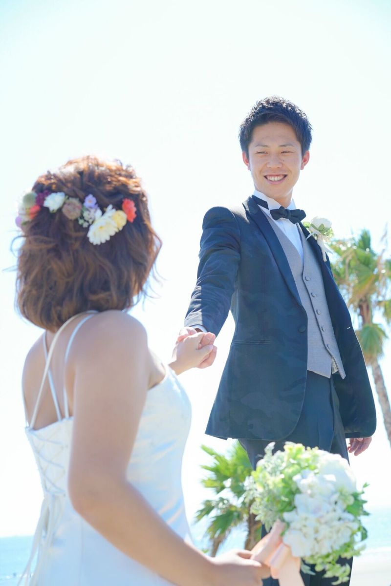 新郎様が手を取っていざ撮影開始!!