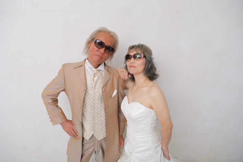 サングラスをかけて