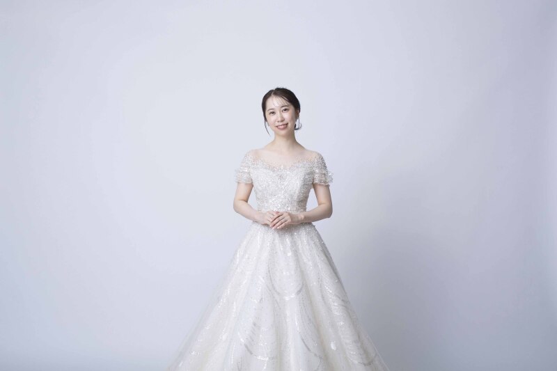 白背景だからこそのドレスの存在感。