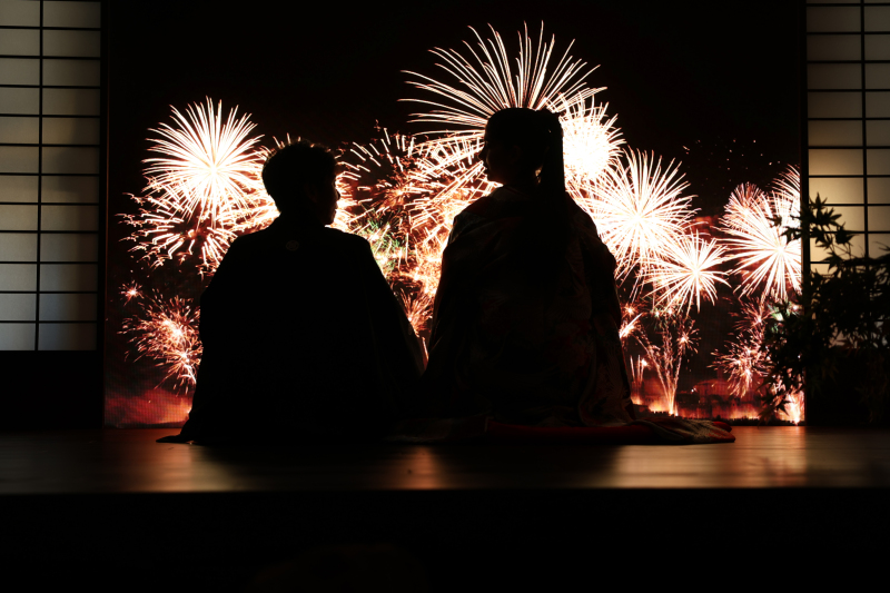 花火をみるお二人
