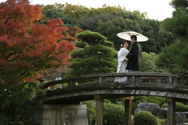 橋の上で見つめ合うふたり…