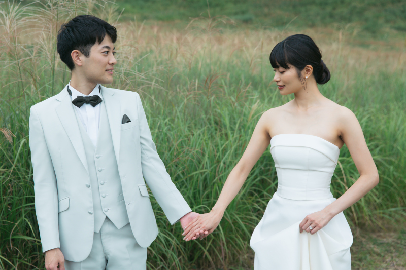 手を取り合って