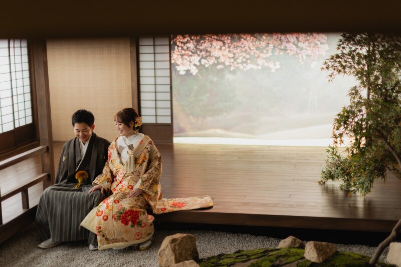 縁側での語らいと、奥行きのある空間