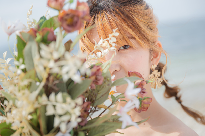 ブーケ越しの視線