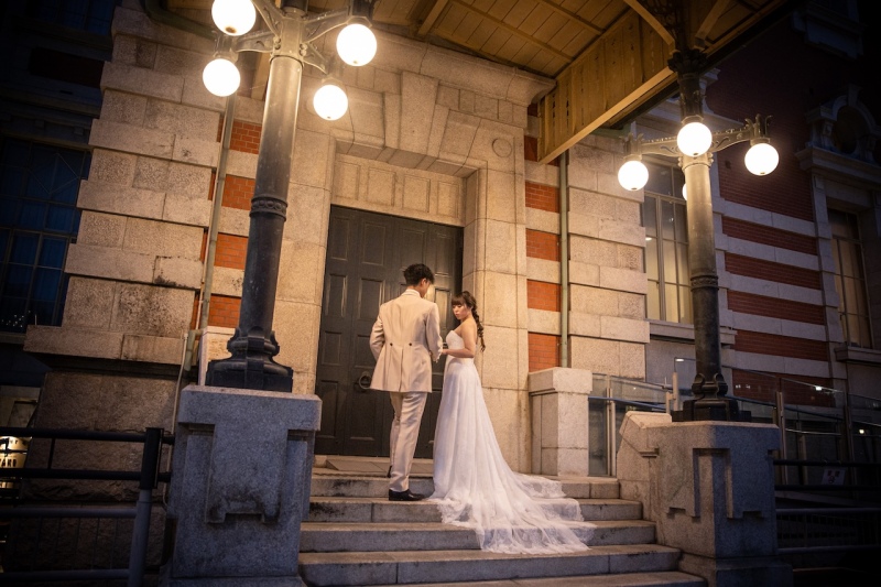 光に包まれる寄り添い