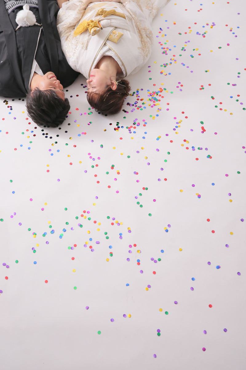 散りばめられたコンフェッティーの上に