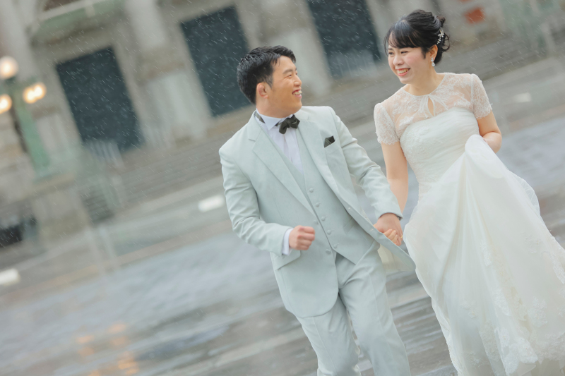 手と手をとって