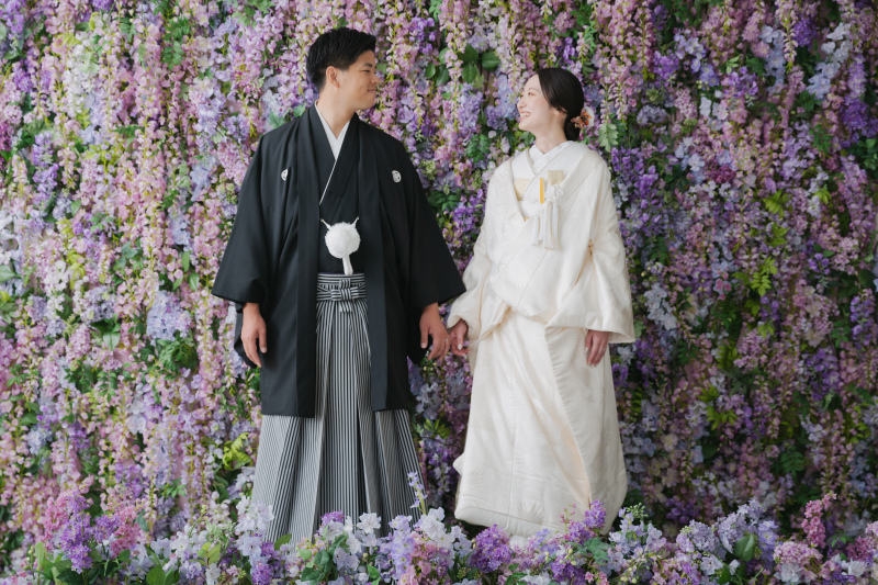 藤の花を背景に