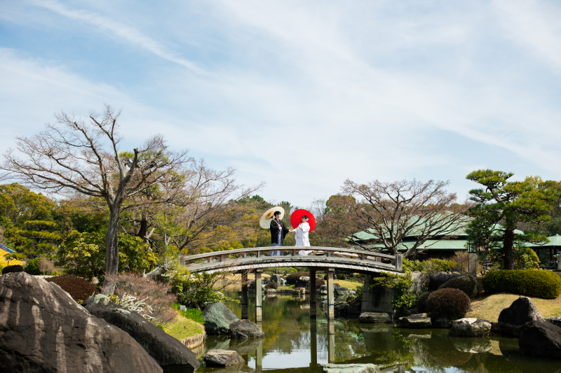 池にかかる太鼓橋