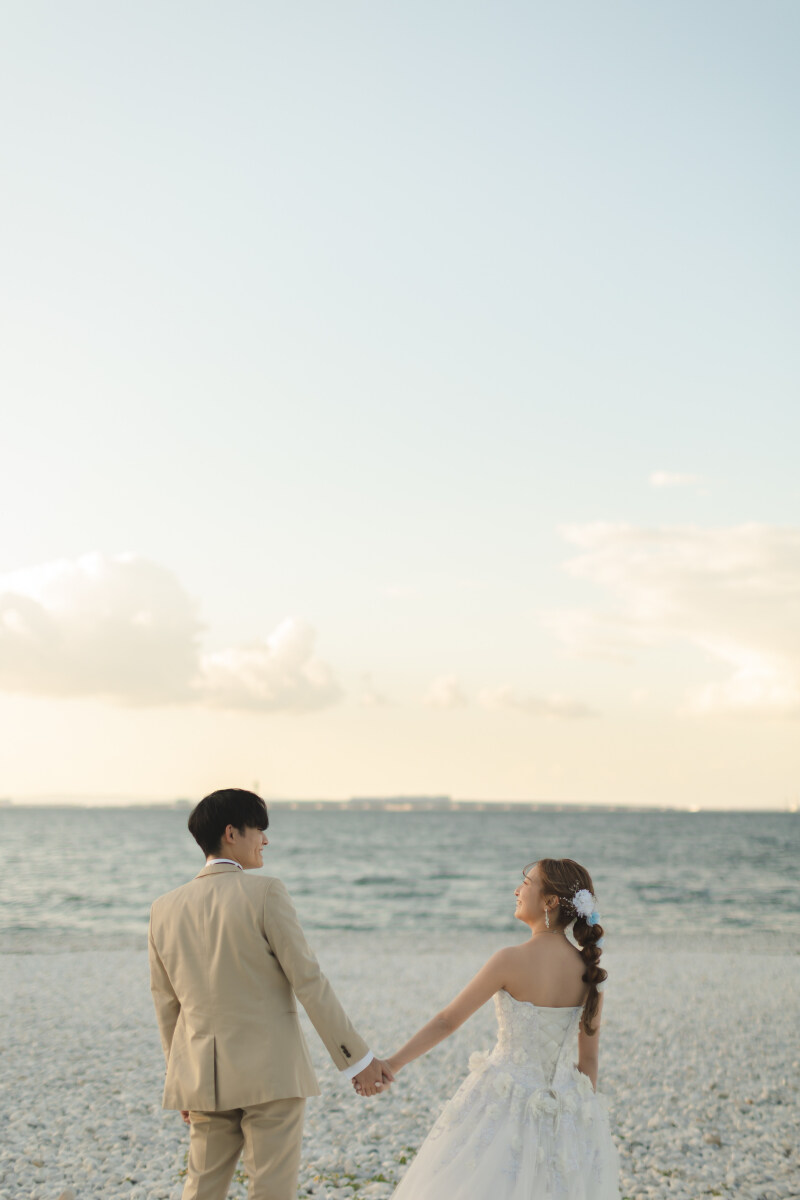 海とふたりの手繋ぎショット♡