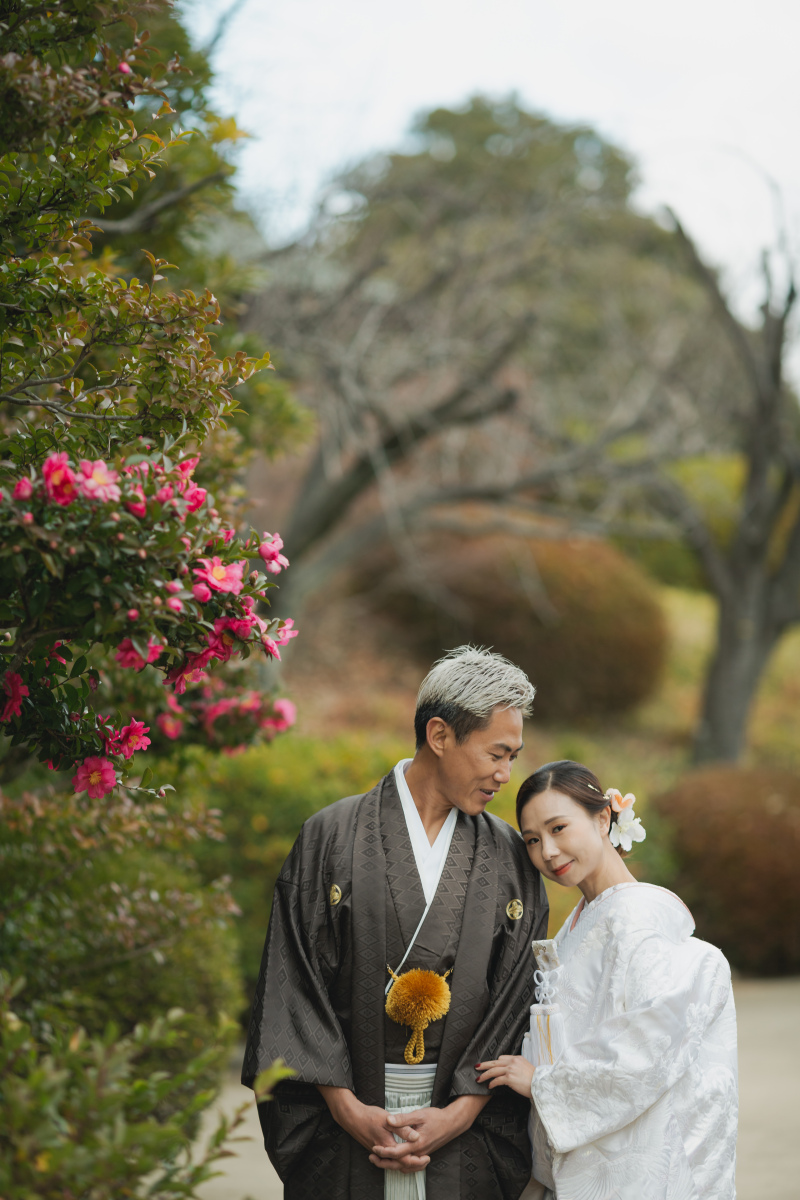 椿の花とともに