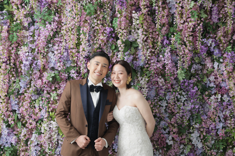 藤の花を背景に。