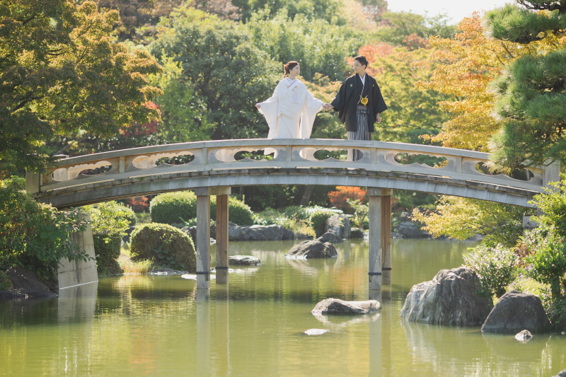 橋の上で