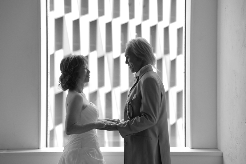 手を取り合って