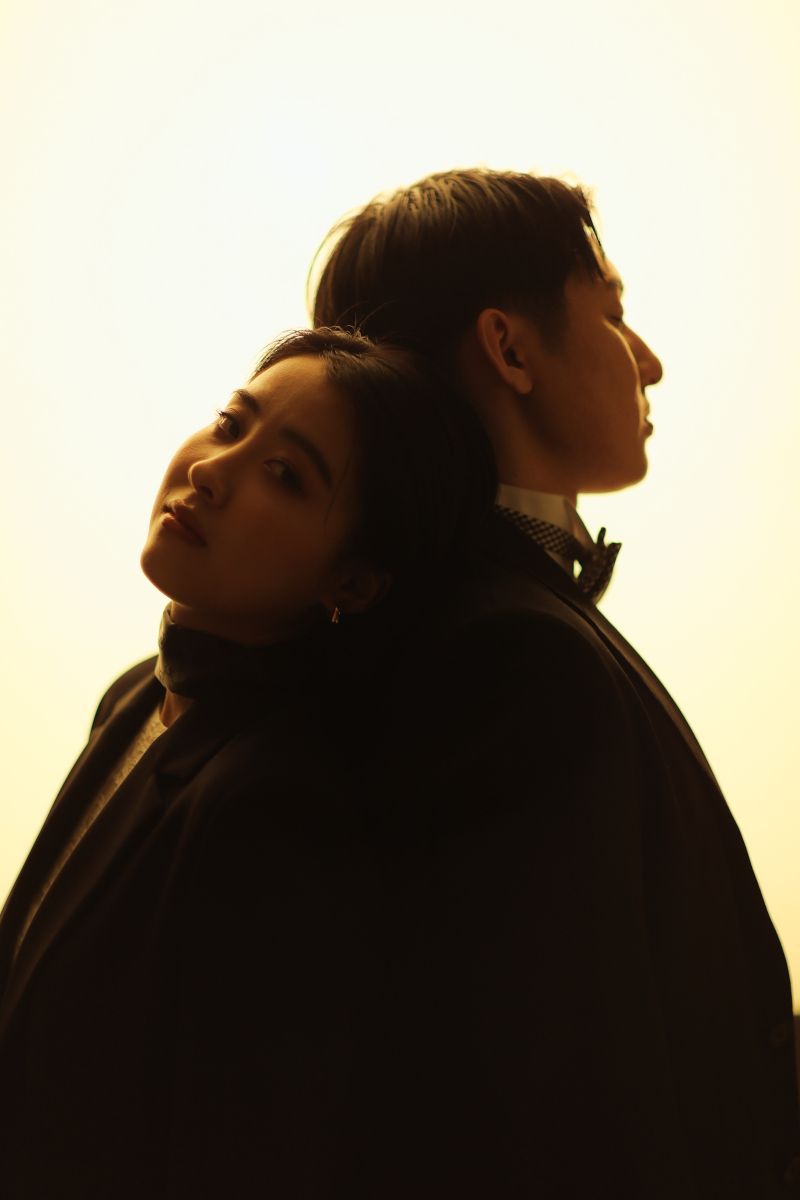 アンニュイな表情で 