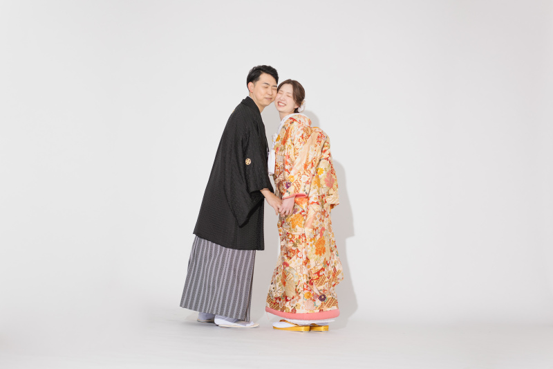 仲睦まじく手をつないで