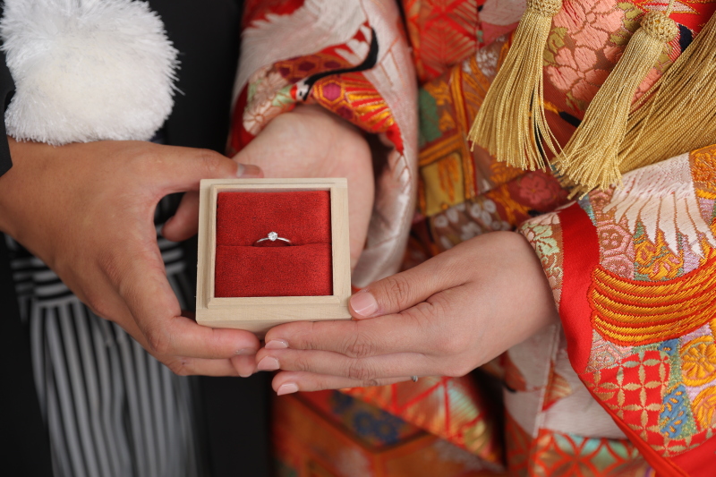 木の箱に入った婚約指輪もいっしょに