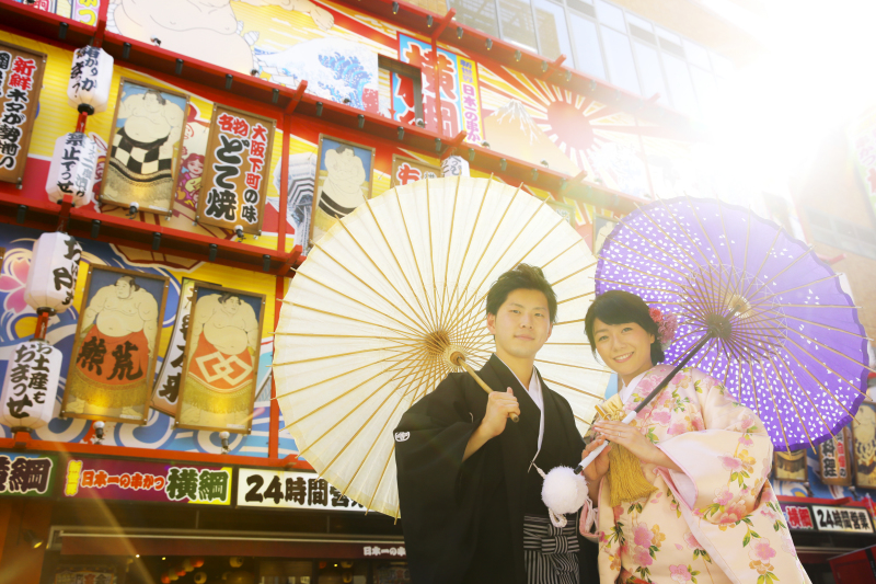 カラフルな看板の前で