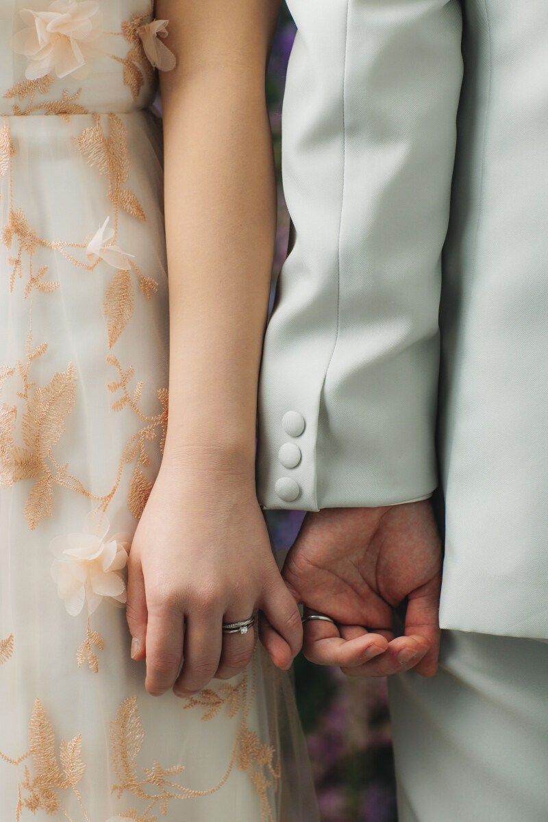 指輪を取り入れた、ふたりの絆を感じるワンシーン