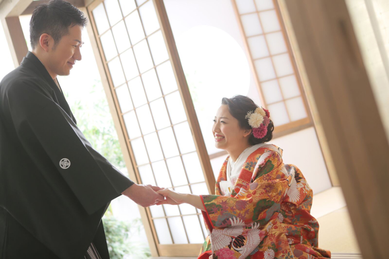 優しく手を伸べる新郎様♡